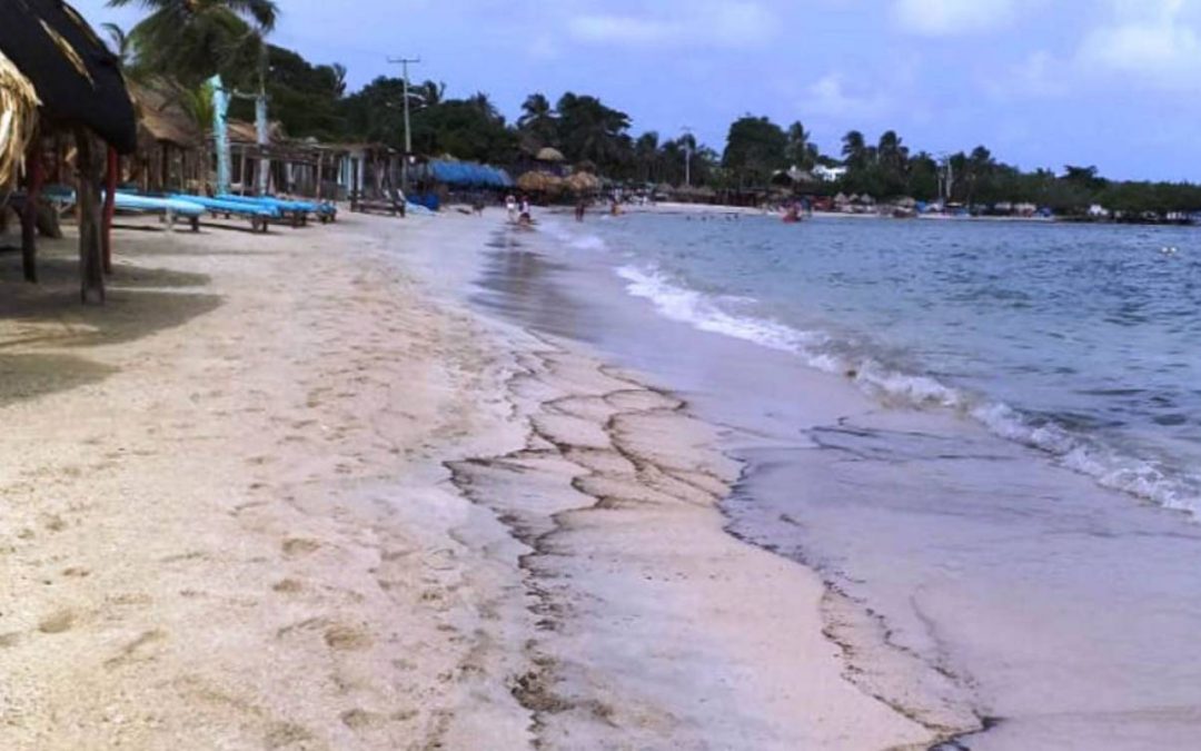 Sustancia oleosa afecta playas de Punta Arena en Cartagena